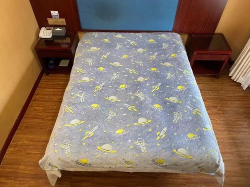 Manta Frazada Luminosa Soft Brilla En Oscuridad 1 1/2 Plaza Color Astronauta Diseño De La Tela Estampado