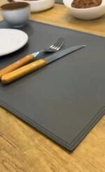 Set X 6 Individuales De Mesa Simil Cuero Impermeable Premium Color Gris Oscuro Lisa - Imagen 4