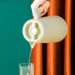 Jarra Termo 1lt Con Manija De Madera Pico Vertedor Color Mango Redondo Verde - Imagen 3